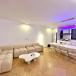Zhome-Three Floors 4 Bedrooms - Near Nanjing Road